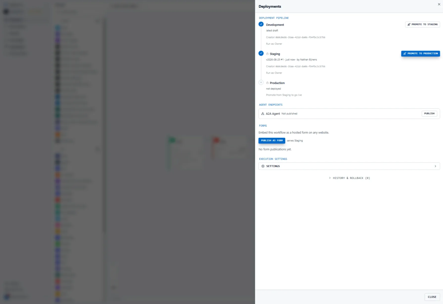 Das Deployments-Panel eines Workflows: eine Pipeline aus Entwicklung, Staging und Produktion, wobei die Entwicklung den aktuellen Entwurf hält und die Promotion nach Staging anbietet, Staging eine datierte, nummerierte Version mit Deployer und Zeitpunkt zeigt und die Produktion noch nicht ausgerollt ist und aus dem Staging promotet werden muss, um live zu gehen. Jede Stufe nennt die Identität, unter der Läufe ausgeführt werden. Darunter ist ein Agent-Endpunkt als nicht veröffentlicht mit einer Veröffentlichen-Aktion gelistet, ein gehostetes Formular gibt an, welche Stufe es bedienen würde, und es gibt Ausführungseinstellungen sowie einen Bereich für Historie und Rollback.