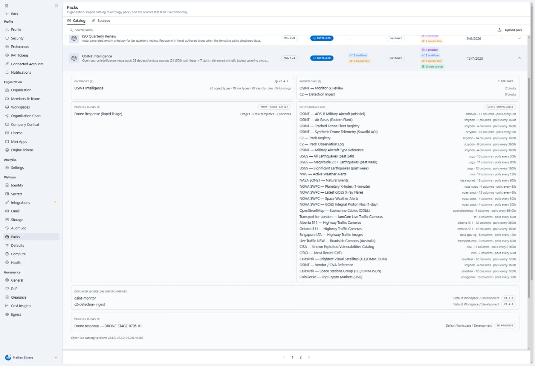 Le catalogue de packs avec un pack de renseignement OSINT déplié : version 2.4.1, installé, avec une ontologie de 20 types d'objets, 19 types de liens, 20 règles d'identité et 24 liaisons ; deux workflows, tous deux déployés ; un flux de processus à trois étapes, cinq modèles de tâches et trois personas ; et 28 sources de données déclarées telles que l'ADS-B des aéronefs militaires, les séismes de l'USGS, les alertes météo nationales, des flux de météo spatiale et un catalogue de vulnérabilités activement exploitées, chacune avec son nombre de colonnes et son intervalle d'interrogation.